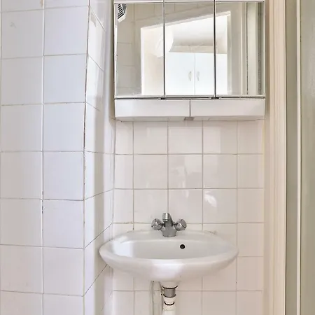 Cosy And Very Quiet Studio In The 8th District Paris